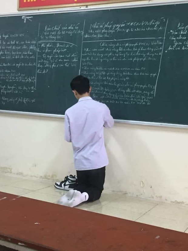 Nam sinh cởi giày lên bảng làm bài, dân mạng cười rộ nhưng 'bóc giá' thì phải hết hồn Nam sinh cởi giày lên bảng làm bài, dân mạng cười rộ nhưng 'bóc giá' thì phải hết hồn