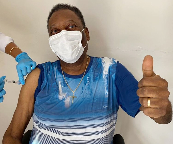 Vua bóng đá Pele 'khoe' được tiêm vaccine Covid-19 Vua bóng đá Pele 'khoe' được tiêm vaccine Covid-19