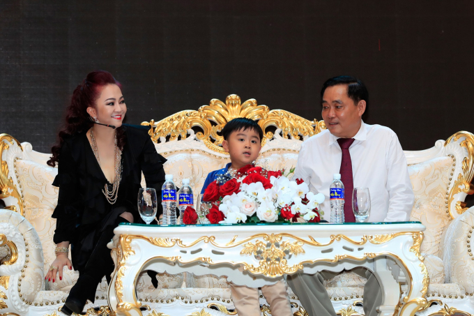 Vợ ông Dũng 'lò vôi' - bà chủ khu du lịch Đại Nam 6.000 tỷ: 'Tôi là Nguyễn Phương Hằng, tôi đi hiên ngang bên đời anh Dũng' - 2 Vợ ông Dũng 'lò vôi' - bà chủ khu du lịch Đại Nam 6.000 tỷ: 'Tôi là Nguyễn Phương Hằng, tôi đi hiên ngang bên đời anh Dũng' - 2