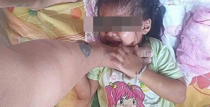 Mẹ bạo hành con 3 tuổi để chồng hối lỗi vì không nghe điện thoại Mẹ bạo hành con 3 tuổi để chồng hối lỗi vì không nghe điện thoại