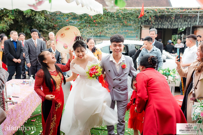 Khoảnh khắc ngẫu nhiên chiếm spotlight của mẹ chồng trong đám cưới hot trên page triệu like, chú rể tiết lộ câu chuyện thú vị đằng sau - 1 Khoảnh khắc ngẫu nhiên chiếm spotlight của mẹ chồng trong đám cưới hot trên page triệu like, chú rể tiết lộ câu chuyện thú vị đằng sau - 1