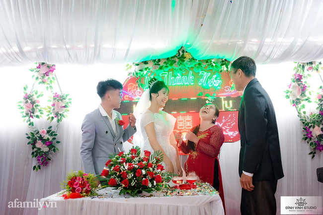 Khoảnh khắc ngẫu nhiên chiếm spotlight của mẹ chồng trong đám cưới hot trên page triệu like, chú rể tiết lộ câu chuyện thú vị đằng sau - 2 Khoảnh khắc ngẫu nhiên chiếm spotlight của mẹ chồng trong đám cưới hot trên page triệu like, chú rể tiết lộ câu chuyện thú vị đằng sau - 2