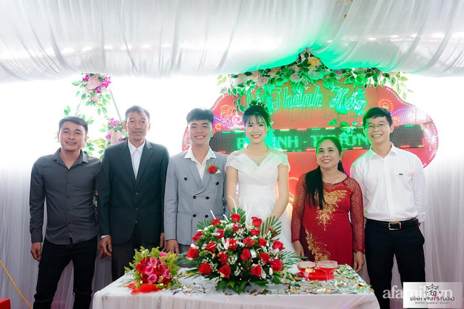 Khoảnh khắc ngẫu nhiên chiếm spotlight của mẹ chồng trong đám cưới hot trên page triệu like, chú rể tiết lộ câu chuyện thú vị đằng sau - 4 Khoảnh khắc ngẫu nhiên chiếm spotlight của mẹ chồng trong đám cưới hot trên page triệu like, chú rể tiết lộ câu chuyện thú vị đằng sau - 4