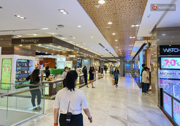 Cuộc sống 'bình thường mới' ở Sài Gòn sau dịch Covid-19: Người dân thảnh thơi ngồi cafe, đi mua sắm - 9 Cuộc sống 'bình thường mới' ở Sài Gòn sau dịch Covid-19: Người dân thảnh thơi ngồi cafe, đi mua sắm - 9