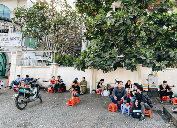 Cuộc sống 'bình thường mới' ở Sài Gòn sau dịch Covid-19: Người dân thảnh thơi ngồi cafe, đi mua sắm - 6 Cuộc sống 'bình thường mới' ở Sài Gòn sau dịch Covid-19: Người dân thảnh thơi ngồi cafe, đi mua sắm - 6
