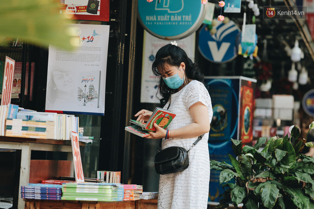 Cuộc sống 'bình thường mới' ở Sài Gòn sau dịch Covid-19: Người dân thảnh thơi ngồi cafe, đi mua sắm - 5 Cuộc sống 'bình thường mới' ở Sài Gòn sau dịch Covid-19: Người dân thảnh thơi ngồi cafe, đi mua sắm - 5