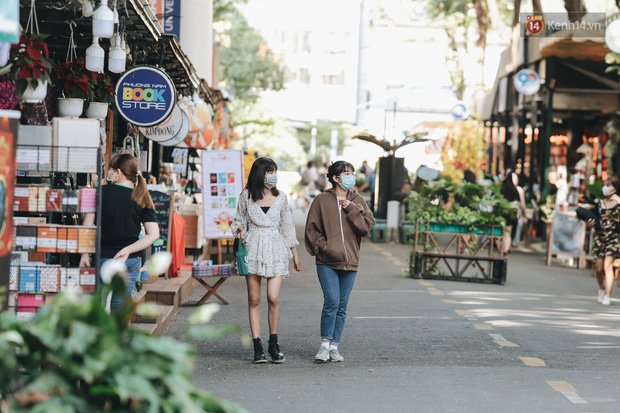 Cuộc sống 'bình thường mới' ở Sài Gòn sau dịch Covid-19: Người dân thảnh thơi ngồi cafe, đi mua sắm - 3 Cuộc sống 'bình thường mới' ở Sài Gòn sau dịch Covid-19: Người dân thảnh thơi ngồi cafe, đi mua sắm - 3