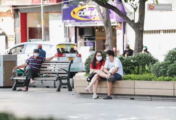 Cuộc sống 'bình thường mới' ở Sài Gòn sau dịch Covid-19: Người dân thảnh thơi ngồi cafe, đi mua sắm - 8 Cuộc sống 'bình thường mới' ở Sài Gòn sau dịch Covid-19: Người dân thảnh thơi ngồi cafe, đi mua sắm - 8