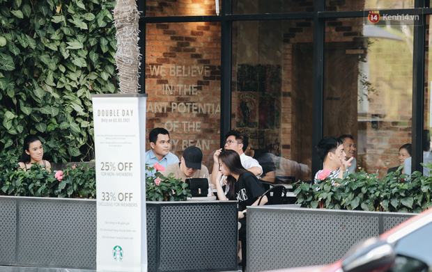 Cuộc sống 'bình thường mới' ở Sài Gòn sau dịch Covid-19: Người dân thảnh thơi ngồi cafe, đi mua sắm - 7 Cuộc sống 'bình thường mới' ở Sài Gòn sau dịch Covid-19: Người dân thảnh thơi ngồi cafe, đi mua sắm - 7