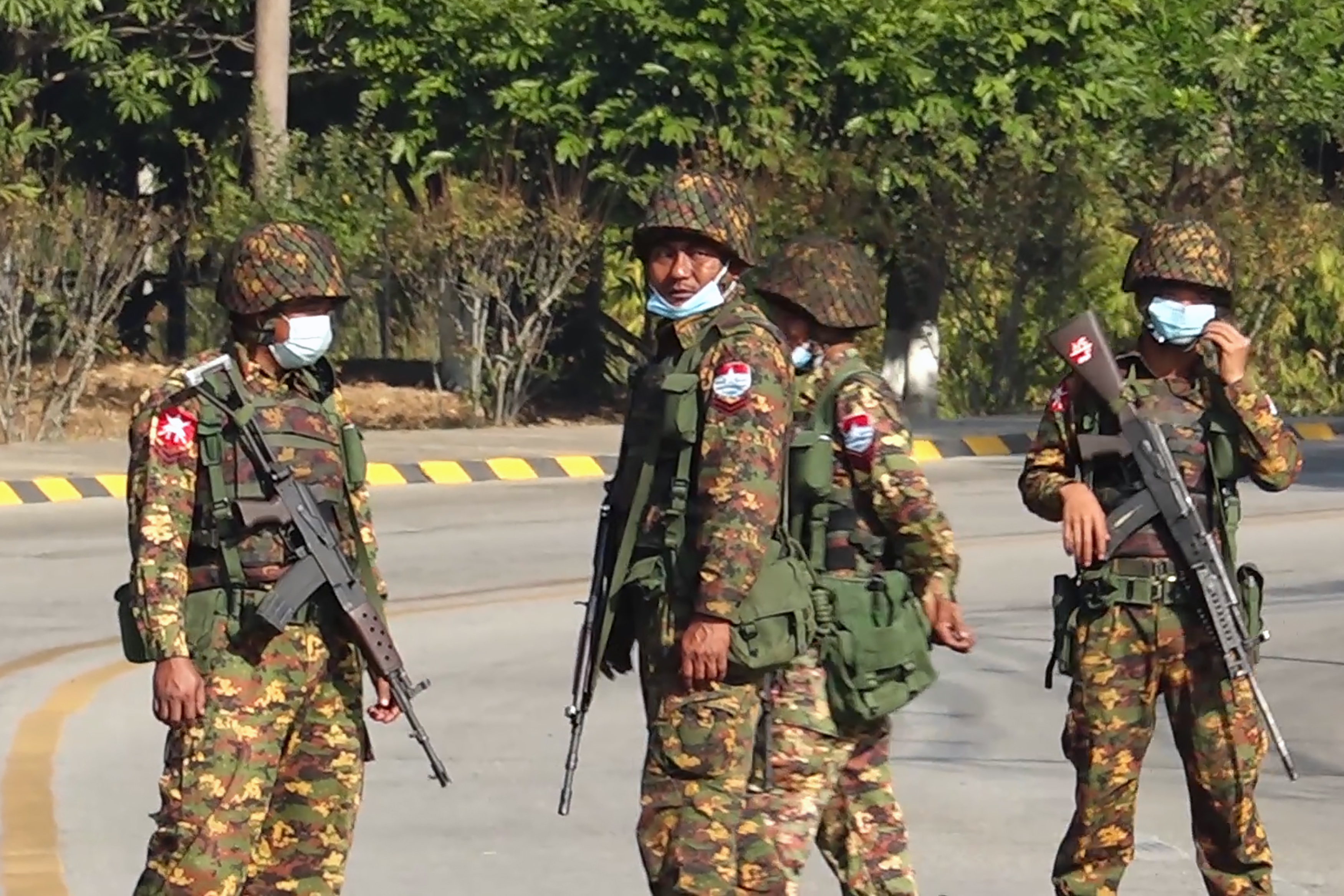Lính Myanmar dọa bắn người biểu tình trên TikTok Lính Myanmar dọa bắn người biểu tình trên TikTok