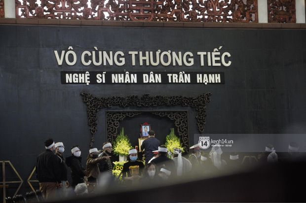 Tang lễ cố NSND Trần Hạnh: Gia quyến bật khóc, NS Công Lý và dàn nghệ sĩ ngậm ngùi tiễn biệt người quá cố - 21 Tang lễ cố NSND Trần Hạnh: Gia quyến bật khóc, NS Công Lý và dàn nghệ sĩ ngậm ngùi tiễn biệt người quá cố - 21