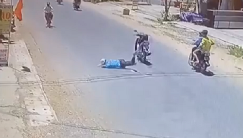 Nam thanh niên ngã văng xuống đường, lồm cồm bò dậy thì không thấy xe đâu, dân mạng xem kỹ clip mới thấy Nam thanh niên ngã văng xuống đường, lồm cồm bò dậy thì không thấy xe đâu, dân mạng xem kỹ clip mới thấy