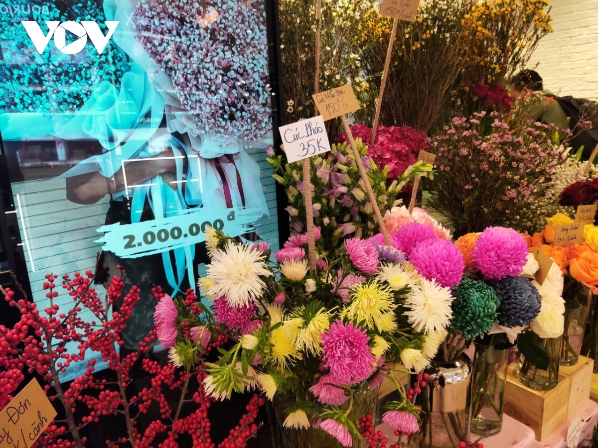Hoa tươi, quà tặng bình dân hút khách trước ngày 8/3 Hoa tươi, quà tặng bình dân hút khách trước ngày 8/3