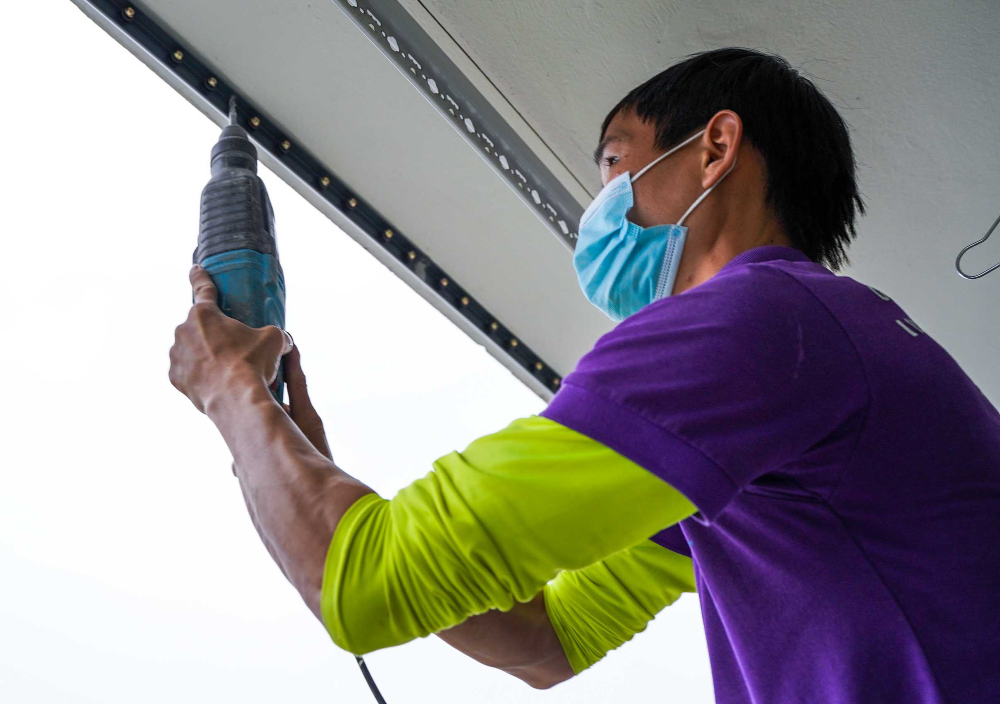 Chạy hết công suất lắp đặt lưới an toàn sau vụ bé gái rơi từ tầng 12A Chạy hết công suất lắp đặt lưới an toàn sau vụ bé gái rơi từ tầng 12A