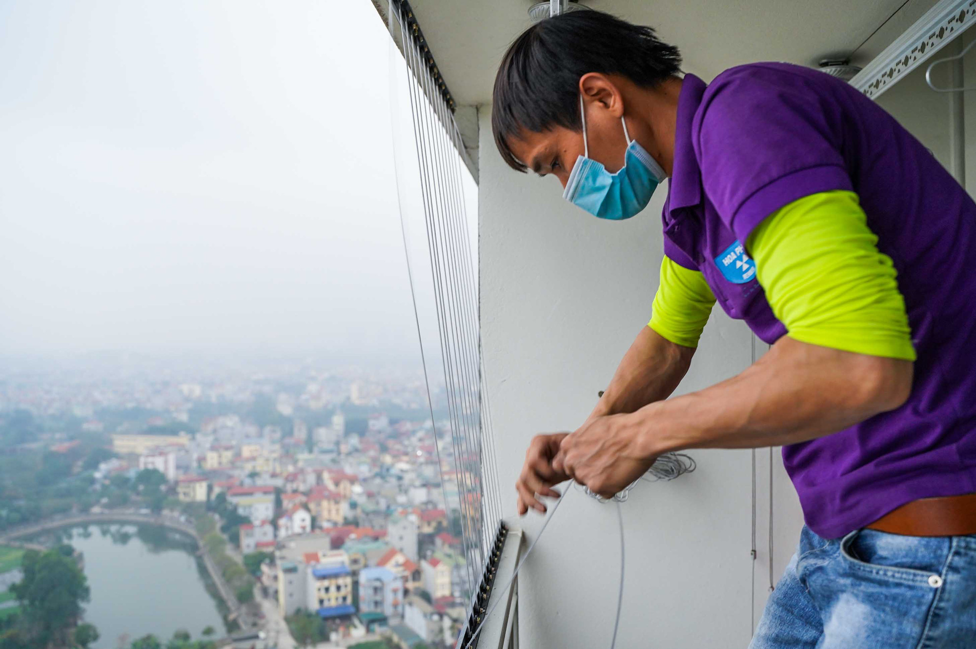 Chạy hết công suất lắp đặt lưới an toàn sau vụ bé gái rơi từ tầng 12A - 11 Chạy hết công suất lắp đặt lưới an toàn sau vụ bé gái rơi từ tầng 12A - 11