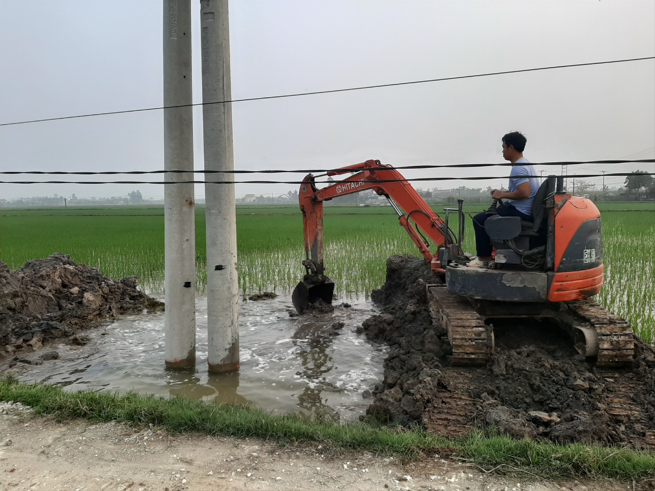 Hai anh em chết đuối thương tâm dưới hố chôn cột điện sát đường đi - 1 Hai anh em chết đuối thương tâm dưới hố chôn cột điện sát đường đi - 1