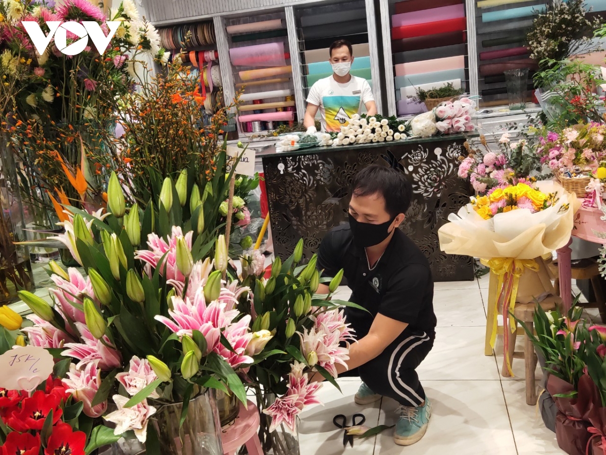 Hoa tươi, quà tặng bình dân hút khách trước ngày 8/3 - 1 Hoa tươi, quà tặng bình dân hút khách trước ngày 8/3 - 1