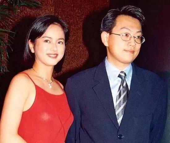 Ngọc nữ nức tiếng Hong Kong phụ bạc Lâm Chí Dĩnh, bị đại gia ruồng bỏ tuổi U50 ra sao? - 4 Ngọc nữ nức tiếng Hong Kong phụ bạc Lâm Chí Dĩnh, bị đại gia ruồng bỏ tuổi U50 ra sao? - 4
