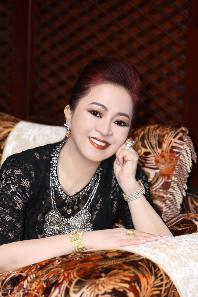 Vợ ông Dũng 'lò vôi' tiết lộ chuyện 15 năm trước: 'Tôi sống nghĩa khí nên lao vào cứu anh Dũng mà một thời tôi bị thị phi' - 2 Vợ ông Dũng 'lò vôi' tiết lộ chuyện 15 năm trước: 'Tôi sống nghĩa khí nên lao vào cứu anh Dũng mà một thời tôi bị thị phi' - 2
