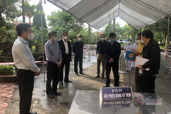 80 người tiêm vắc xin đầu tiên ở Hải Dương là phụ nữ - 3 80 người tiêm vắc xin đầu tiên ở Hải Dương là phụ nữ - 3