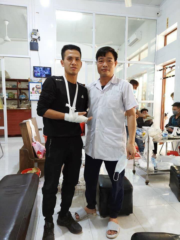 'Người hùng' Nguyễn Ngọc Mạnh bị rạn xương ngón tay, chưa bắt đầu công việc bình thường 'Người hùng' Nguyễn Ngọc Mạnh bị rạn xương ngón tay, chưa bắt đầu công việc bình thường