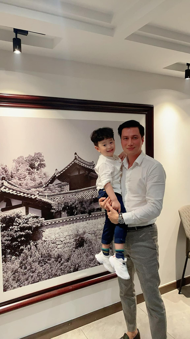 Việt Anh và vợ cũ hội ngộ mừng sinh nhật con trai, nhìn biểu cảm biết ngay tình trạng quan hệ sau ly hôn Việt Anh và vợ cũ hội ngộ mừng sinh nhật con trai, nhìn biểu cảm biết ngay tình trạng quan hệ sau ly hôn