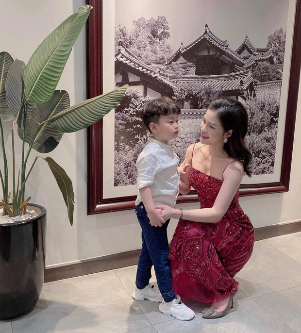 Việt Anh và vợ cũ hội ngộ mừng sinh nhật con trai, nhìn biểu cảm biết ngay tình trạng quan hệ sau ly hôn - 1 Việt Anh và vợ cũ hội ngộ mừng sinh nhật con trai, nhìn biểu cảm biết ngay tình trạng quan hệ sau ly hôn - 1