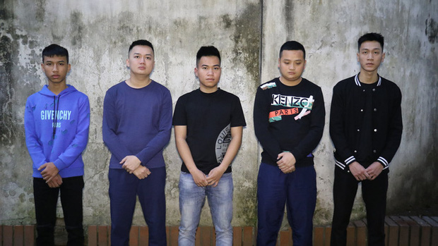 2 nhóm thanh niên hỗn chiến, nổ súng, rượt đuổi nhau như trong phim... khiến cả khu phố náo loạn 2 nhóm thanh niên hỗn chiến, nổ súng, rượt đuổi nhau như trong phim... khiến cả khu phố náo loạn