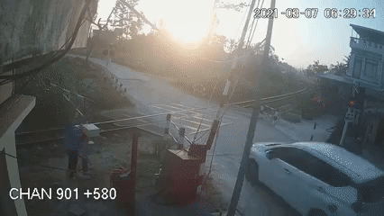 Vụ tàu hỏa đâm ôtô khiến 3 người trong gia đình thương vong: Nhân viên gác chắn kéo barie chậm - 1 Vụ tàu hỏa đâm ôtô khiến 3 người trong gia đình thương vong: Nhân viên gác chắn kéo barie chậm - 1