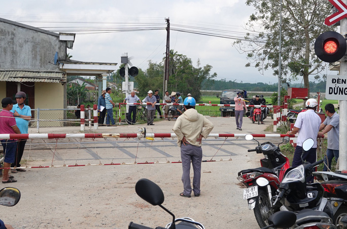 Tàu hỏa tông ôtô ở Quảng Ngãi: Công an làm việc với nhân viên gác chắn - 1 Tàu hỏa tông ôtô ở Quảng Ngãi: Công an làm việc với nhân viên gác chắn - 1