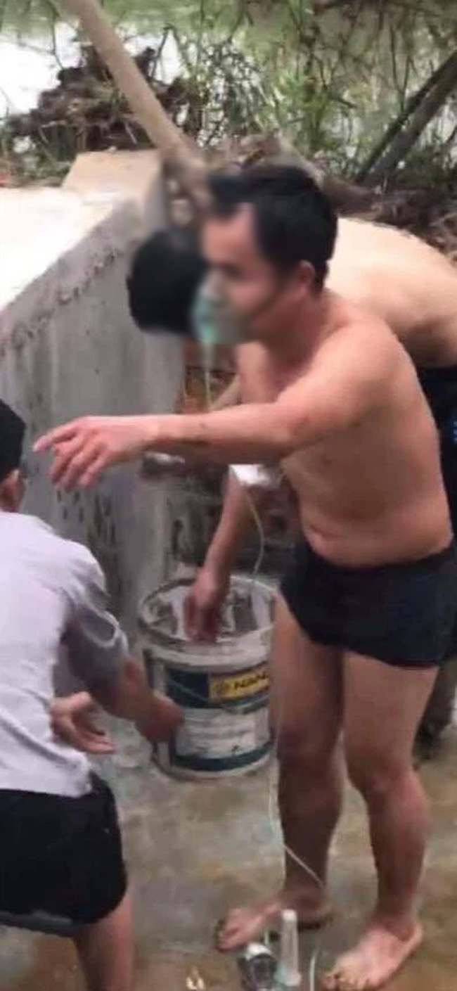 Xe cứu thương gặp tai nạn lật ngửa dưới ruộng, bệnh nhân thở oxy phải đứng gột rửa bùn - 2 Xe cứu thương gặp tai nạn lật ngửa dưới ruộng, bệnh nhân thở oxy phải đứng gột rửa bùn - 2