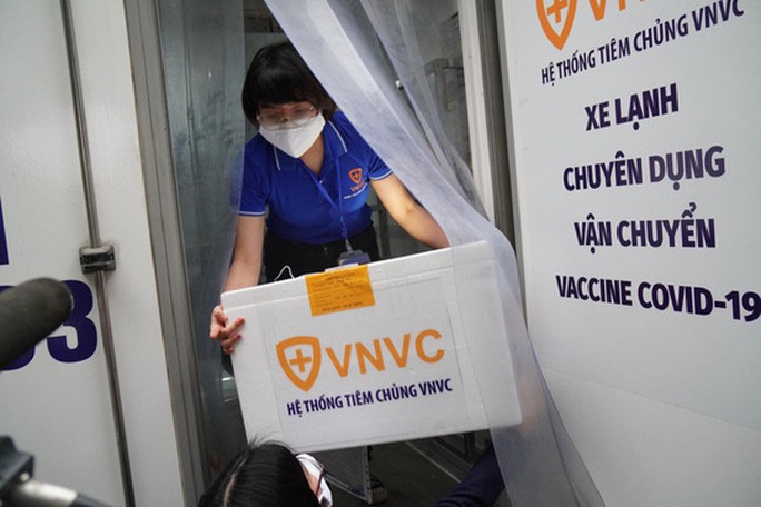 Cận cảnh tiêm vắc-xin Covid-19 ở tuyến đầu - 19 Cận cảnh tiêm vắc-xin Covid-19 ở tuyến đầu - 19