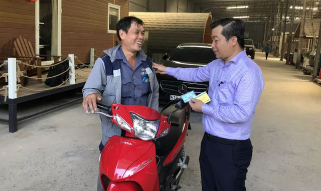 Chân dung ông chủ xe Mercedes không bắt đền còn tặng xe máy cho người va chạm giao thông - 1 Chân dung ông chủ xe Mercedes không bắt đền còn tặng xe máy cho người va chạm giao thông - 1