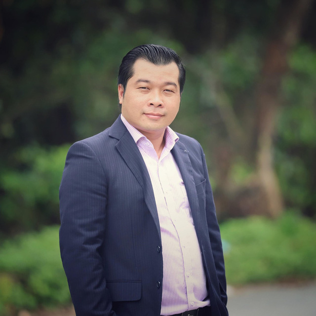Chân dung ông chủ xe Mercedes không bắt đền còn tặng xe máy cho người va chạm giao thông - 2 Chân dung ông chủ xe Mercedes không bắt đền còn tặng xe máy cho người va chạm giao thông - 2