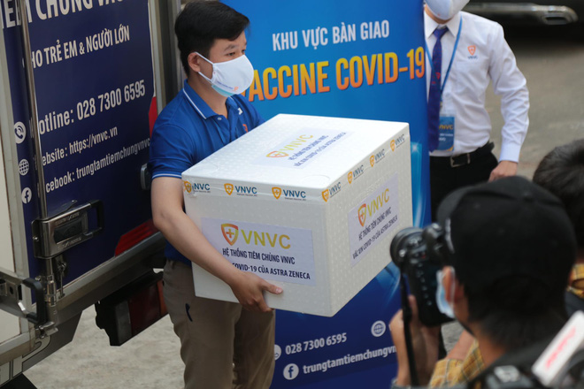 Những người đầu tiên tại Hà Nội và TP.HCM được tiêm vaccine phòng Covid-19 - 23 Những người đầu tiên tại Hà Nội và TP.HCM được tiêm vaccine phòng Covid-19 - 23
