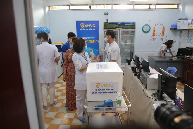 Những người đầu tiên tại Hà Nội và TP.HCM được tiêm vaccine phòng Covid-19 - 27 Những người đầu tiên tại Hà Nội và TP.HCM được tiêm vaccine phòng Covid-19 - 27