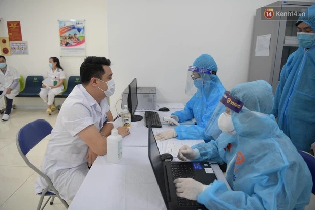 Những người đầu tiên tại Hà Nội và TP.HCM được tiêm vaccine phòng Covid-19 - 15 Những người đầu tiên tại Hà Nội và TP.HCM được tiêm vaccine phòng Covid-19 - 15