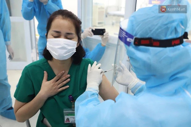 Những người đầu tiên tại Hà Nội và TP.HCM được tiêm vaccine phòng Covid-19 - 8 Những người đầu tiên tại Hà Nội và TP.HCM được tiêm vaccine phòng Covid-19 - 8
