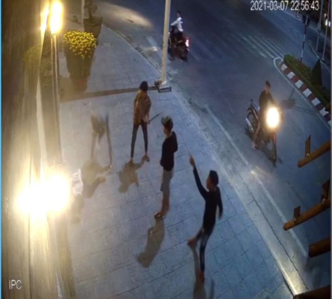 Vụ clip nhóm côn đồ truy sát nạn nhân gục tại chỗ trong đêm: Camera tiết lộ hình ảnh kinh hoàng Vụ clip nhóm côn đồ truy sát nạn nhân gục tại chỗ trong đêm: Camera tiết lộ hình ảnh kinh hoàng