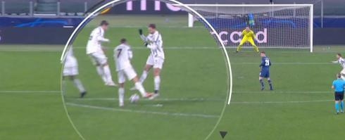 Ronaldo nhận bão chỉ trích vì lấy tay che mặt, tránh bóng khi làm hàng rào Ronaldo nhận bão chỉ trích vì lấy tay che mặt, tránh bóng khi làm hàng rào