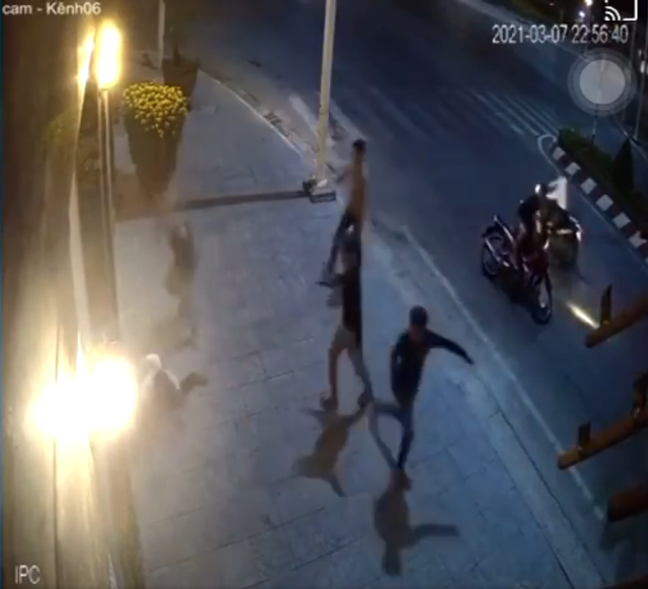 Triệu tập nhóm côn đồ cầm hung khí truy sát nam thanh niên trong đêm ở Bà Rịa - Vũng Tàu - 1 Triệu tập nhóm côn đồ cầm hung khí truy sát nam thanh niên trong đêm ở Bà Rịa - Vũng Tàu - 1