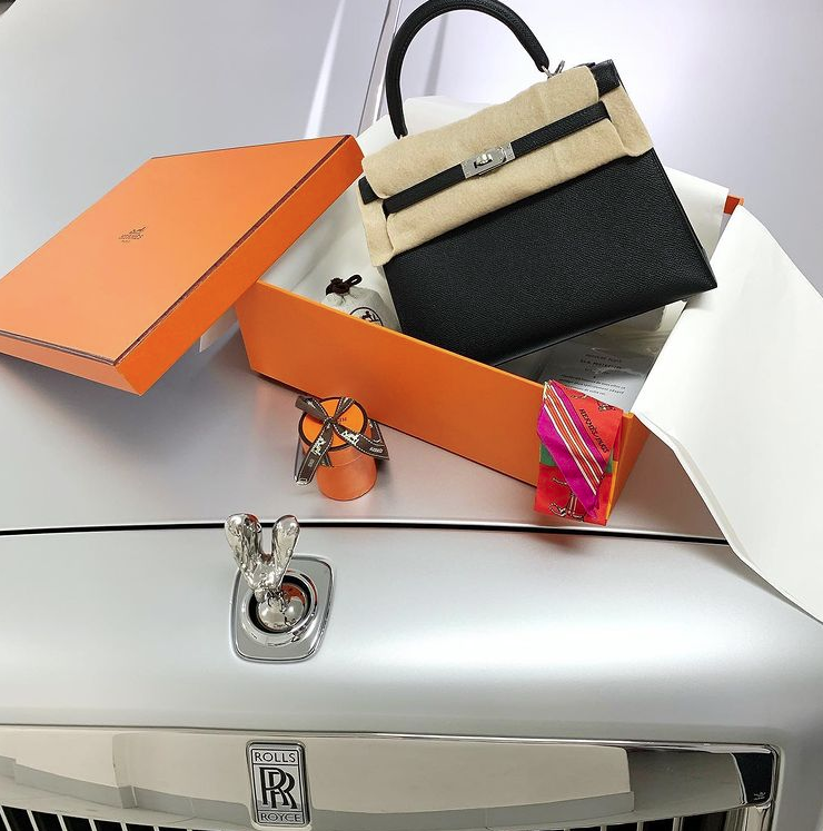Đẳng cấp chịu chơi như Joyce Phạm: Đã shopping là phải xách cả núi hàng hiệu về nhà, mua 1 kiểu giày nhưng phải 5 đôi 5 màu mới chịu! - 12 Đẳng cấp chịu chơi như Joyce Phạm: Đã shopping là phải xách cả núi hàng hiệu về nhà, mua 1 kiểu giày nhưng phải 5 đôi 5 màu mới chịu! - 12