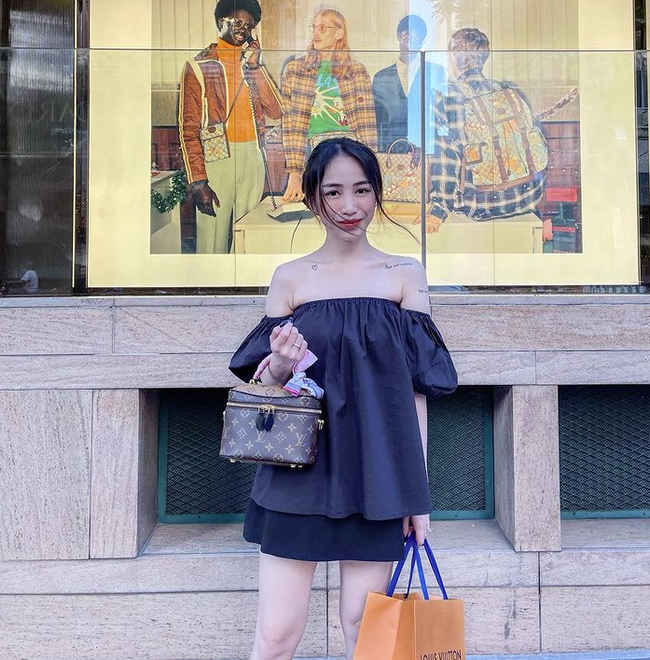 Đẳng cấp chịu chơi như Joyce Phạm: Đã shopping là phải xách cả núi hàng hiệu về nhà, mua 1 kiểu giày nhưng phải 5 đôi 5 màu mới chịu! Đẳng cấp chịu chơi như Joyce Phạm: Đã shopping là phải xách cả núi hàng hiệu về nhà, mua 1 kiểu giày nhưng phải 5 đôi 5 màu mới chịu!