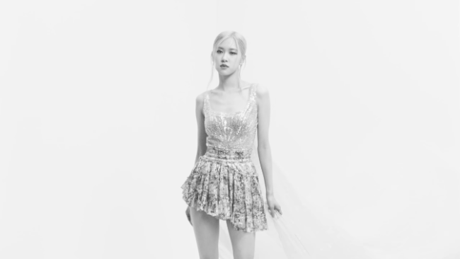 Rosé (Black Pink) mặc thiết kế số 57 của Công Trí, netizen lại gọi tên Đỗ Mạnh Cường vì một phân cảnh 2 giây - 2 Rosé (Black Pink) mặc thiết kế số 57 của Công Trí, netizen lại gọi tên Đỗ Mạnh Cường vì một phân cảnh 2 giây - 2