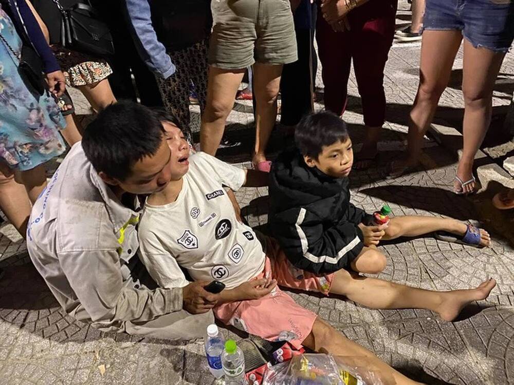 Bé trai 7 tuổi đuối nước khi đi tắm biển cùng anh trai, mẹ đang mang thai khóc ngất khi nhận thi thể con - 2 Bé trai 7 tuổi đuối nước khi đi tắm biển cùng anh trai, mẹ đang mang thai khóc ngất khi nhận thi thể con - 2