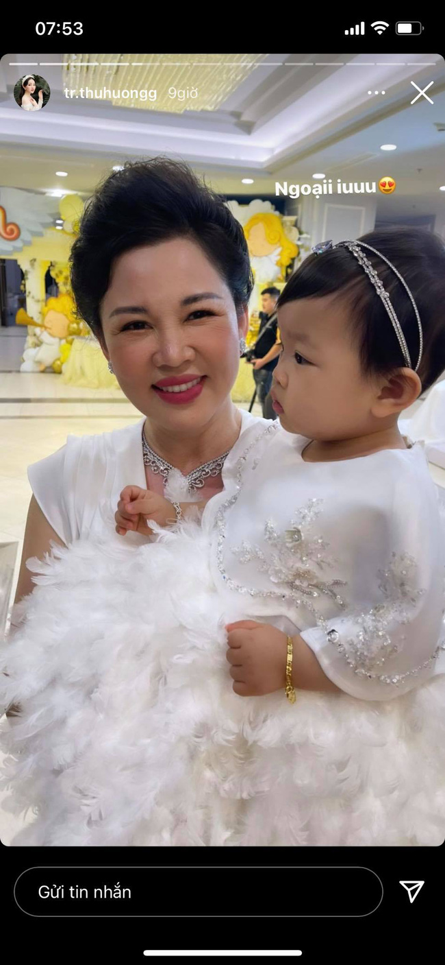 Cô dâu 200 cây vàng ở Nam Định tổ chức sinh nhật hoành tráng cho con gái nhưng nhan sắc đỉnh cao của bà ngoại mới đáng chú ý hơn cả - 3 Cô dâu 200 cây vàng ở Nam Định tổ chức sinh nhật hoành tráng cho con gái nhưng nhan sắc đỉnh cao của bà ngoại mới đáng chú ý hơn cả - 3