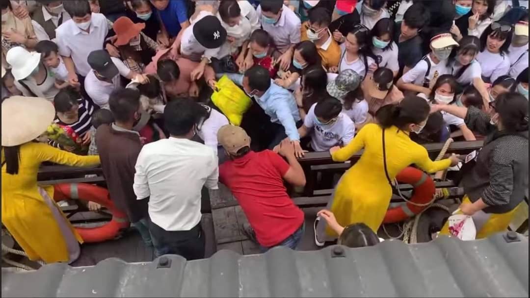 Hàng vạn người chen lấn, xô đẩy đi lễ ngày cuối tuần, ngôi chùa lớn nhất thế giới 'thất thủ' - 2