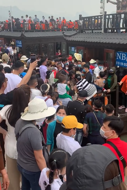 Hàng vạn người chen lấn, xô đẩy đi lễ ngày cuối tuần, ngôi chùa lớn nhất thế giới 'thất thủ' - 3