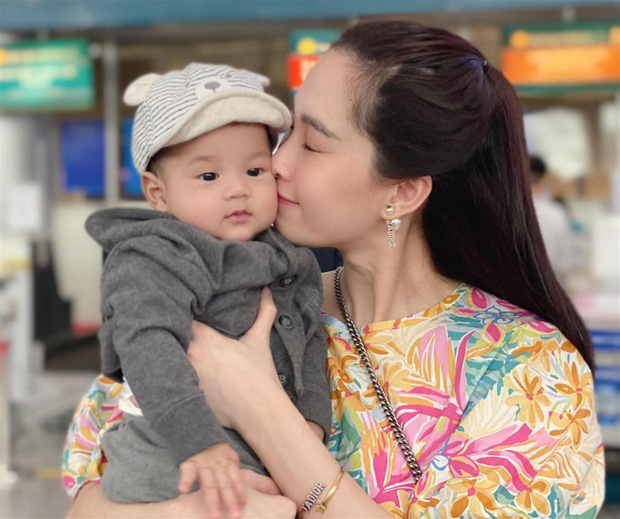 Ông xã Đặng Thu Thảo khoe ảnh nhóc tỳ, chú thích 1 câu là tiết lộ luôn địa vị đáng nể của nàng Hậu trong gia đình hào môn - 3 Ông xã Đặng Thu Thảo khoe ảnh nhóc tỳ, chú thích 1 câu là tiết lộ luôn địa vị đáng nể của nàng Hậu trong gia đình hào môn - 3
