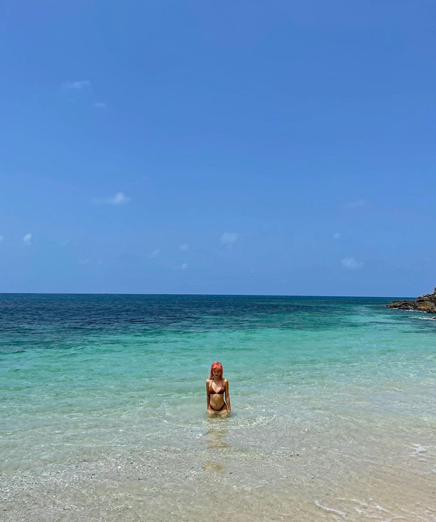 Quỳnh Anh Shyn cũng đã gia nhập 'đường đua' bikini rồi, nhưng cách tạo dáng hơi... đau lưng - 2 Quỳnh Anh Shyn cũng đã gia nhập 'đường đua' bikini rồi, nhưng cách tạo dáng hơi... đau lưng - 2